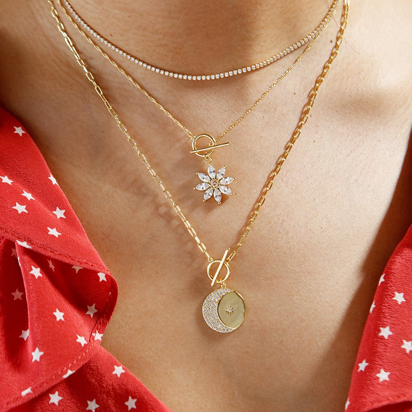 Zoe || Dainty daisy pendant necklace